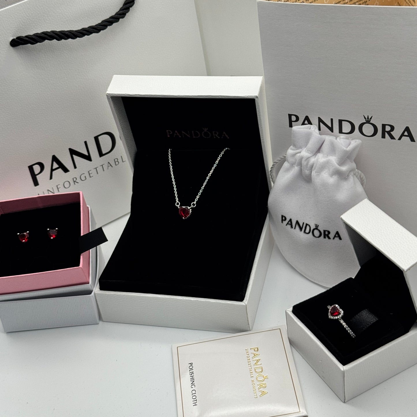 SET CONJUNTO COLLAR + ANILLO + ARETE CORAZÓN ELEVADO ROJO PANDORA